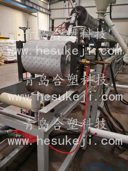 青島合塑塑機緊跟時代步伐,研發(fā)新型海洋踏板生產(chǎn)線